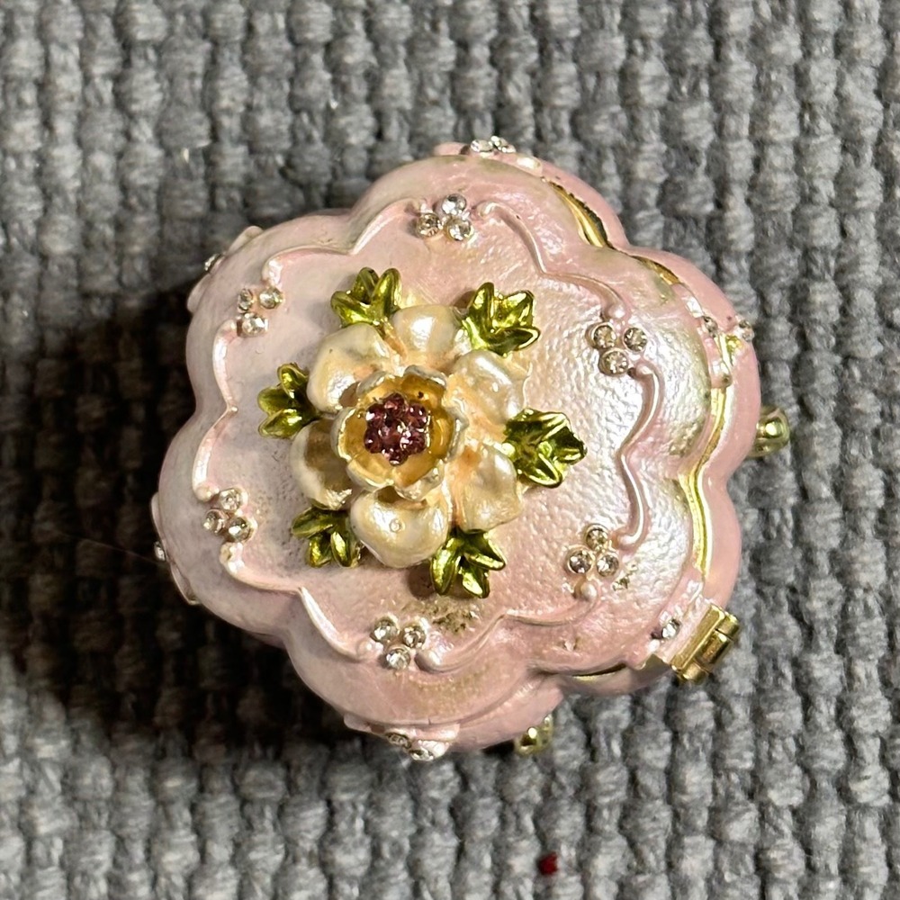 Jewelry Floral Trinket Box Gold-Tone Rhinestone Footed Hinged
Magnetic Closure